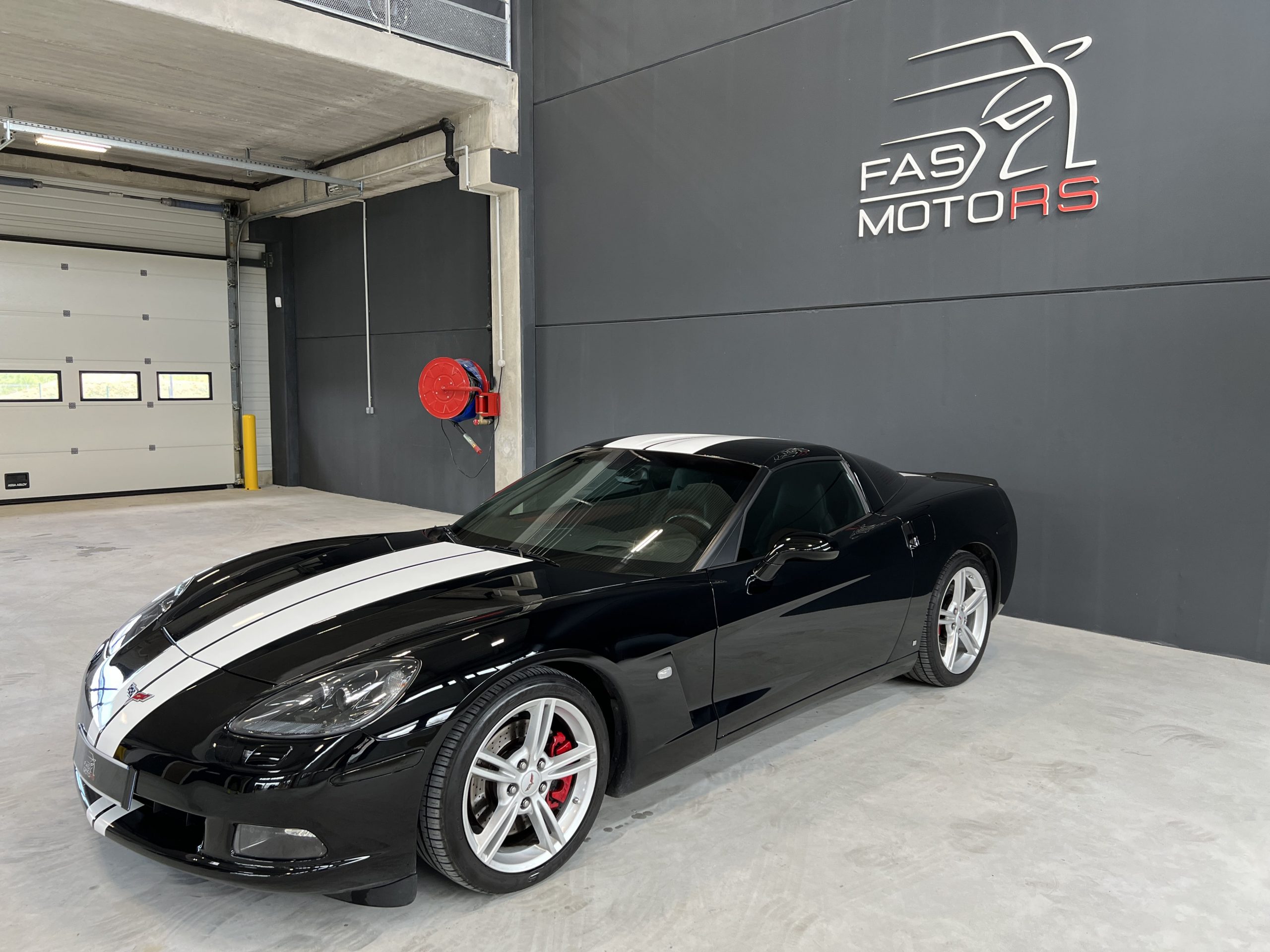 Chevrolet Corvette C6 Noire-blanche 2