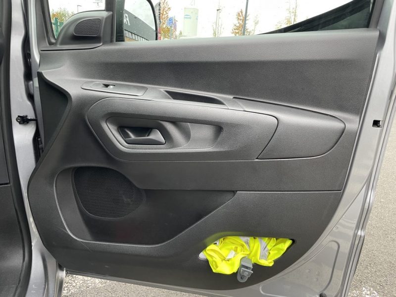 TOYOTA PROACE 3  TOYOTA PROACE CITY (2) FOURGON MEDIUM 1.5 130 D-4D BVA8 DYNAMIC 2025